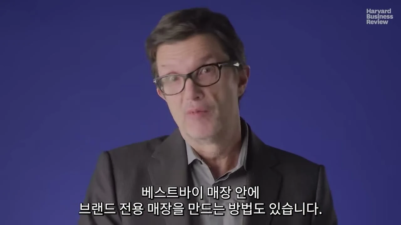 Best Buy 매장 안에 브랜드 전용 매장을 만드는 방법도 있다고 설명하는 강연자
